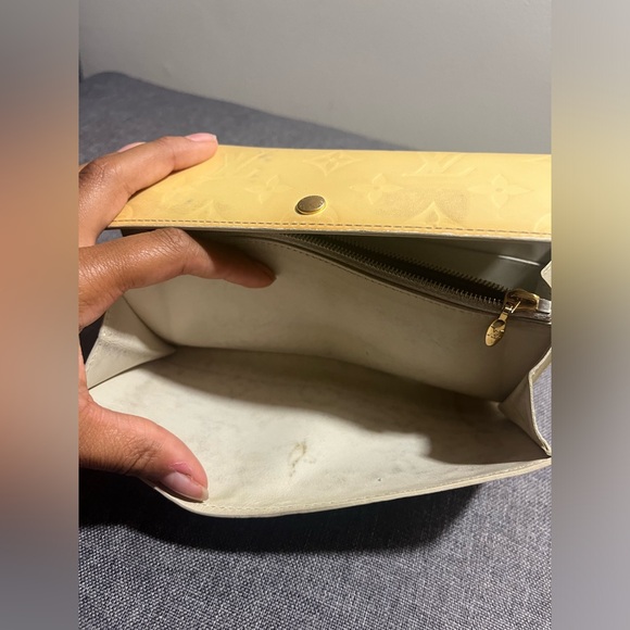 Authentic Louis Vuitton Noisette Monogram Vernis Sarah Wallet - Picture 16 of 16